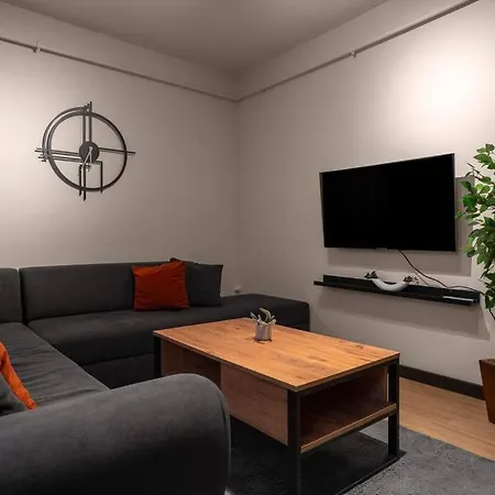 Daire Spacious And Stylish 3br W Private Garden İstanbul