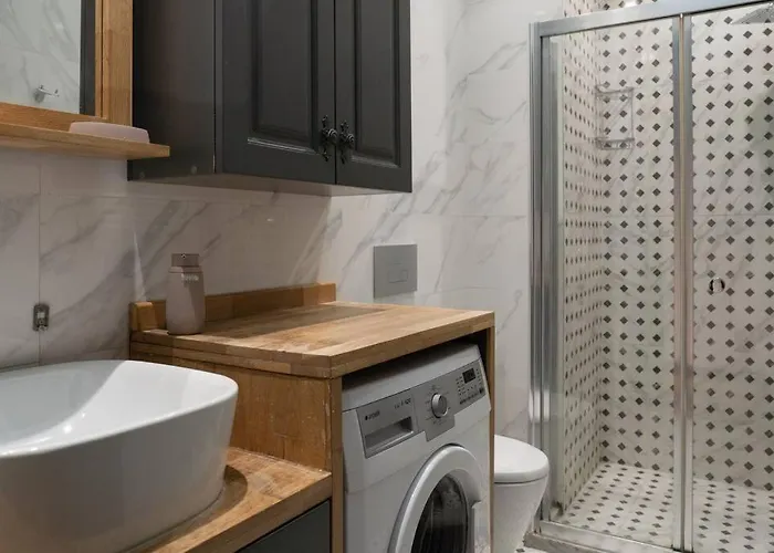 Spacious And Stylish 3br W Private Garden