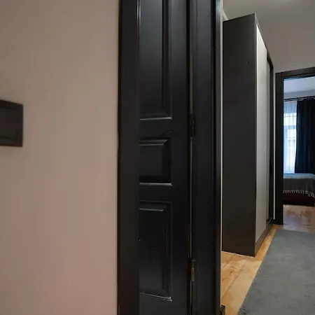 Spacious And Stylish 3br W Private Garden 아파트 이스탄불