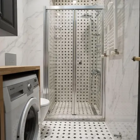 Spacious And Stylish 3br W Private Garden 이스탄불
