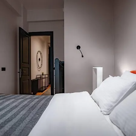 아파트 Spacious And Stylish 3br W Private Garden 이스탄불